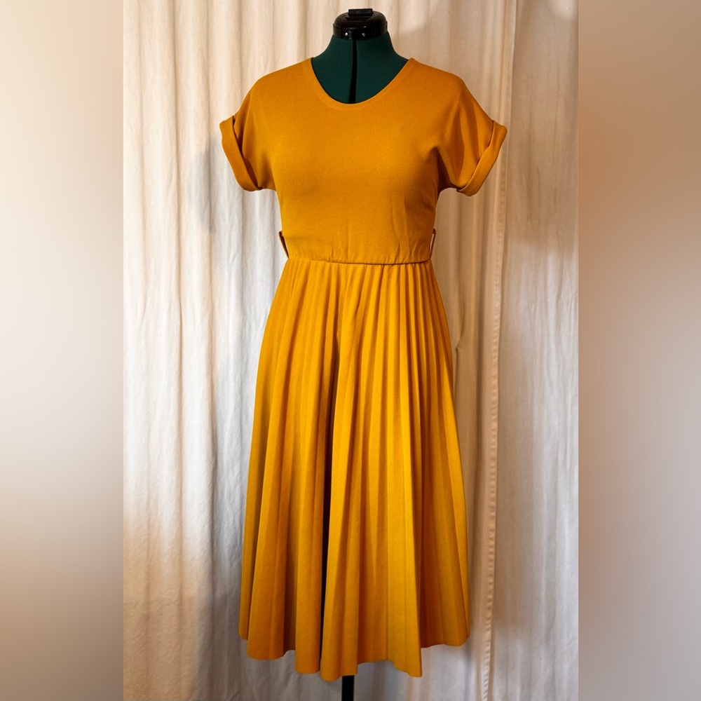 Elizabeth & Nicole Yellow Gold Pleated Midi Fit and Flare Dress Women’s size M